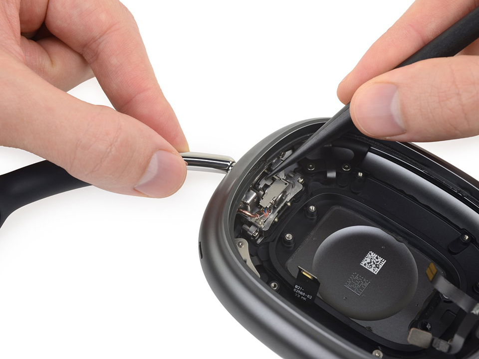 'Mổ bụng' AirPods Max hé lộ nhiều chi tiết thú vị trên tai nghe trị giá 550 USD của Apple