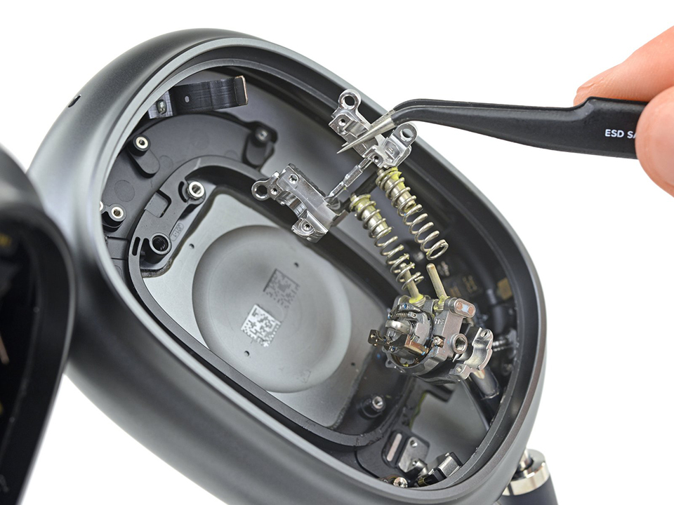 'Mổ bụng' AirPods Max hé lộ nhiều chi tiết thú vị trên tai nghe trị giá 550 USD của Apple