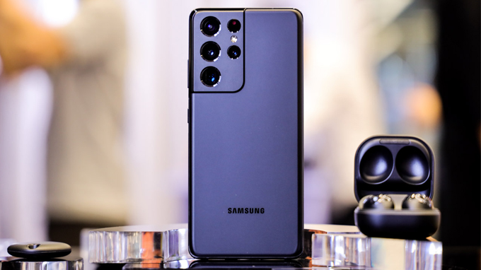 So sánh Galaxy S21 Ultra và iPhone 12 Pro Max: Thiết kế