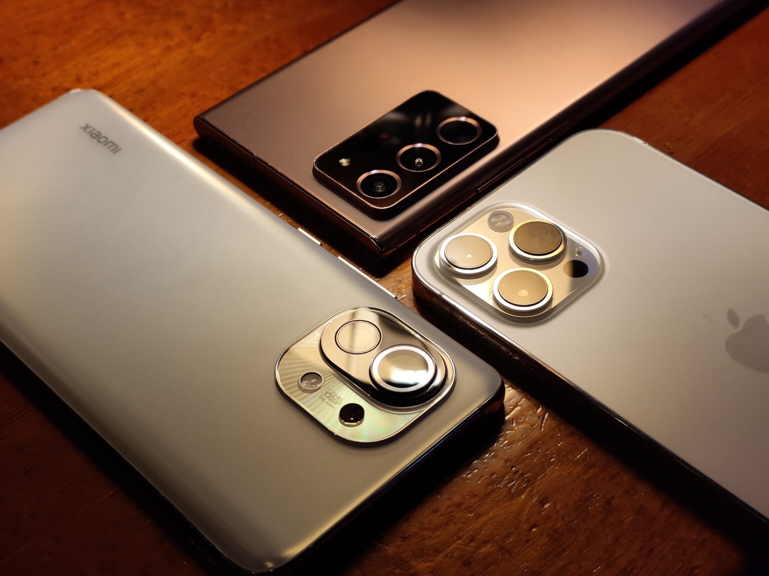 Bộ ba Xiaomi Mi 11, iPhone 12 Pro Max và Galaxy Note 20 Ultra đọ dáng