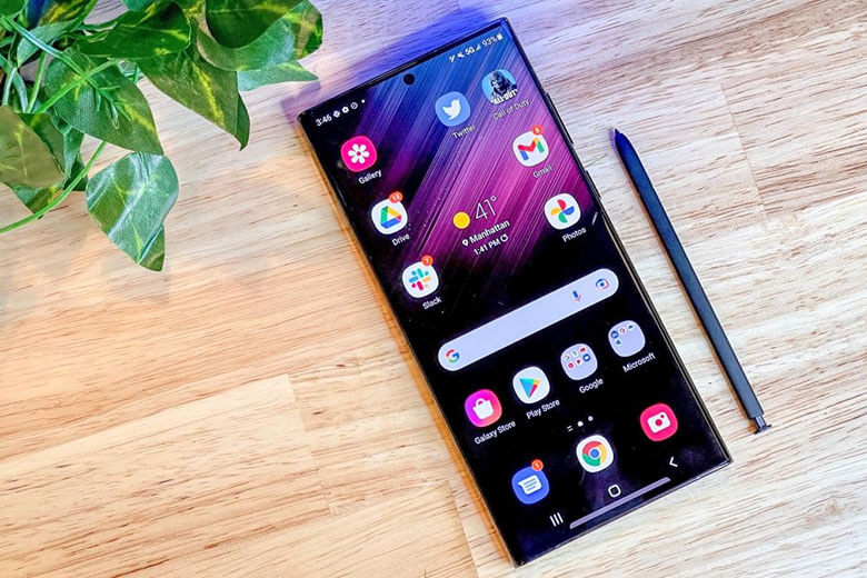 Galaxy S22 Ultra theo sau khi xét về cấu hình.