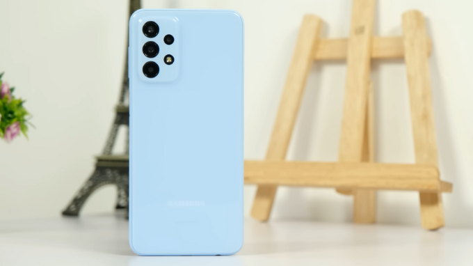 Samsung Galaxy A23 thiết kế gọn nhẹ