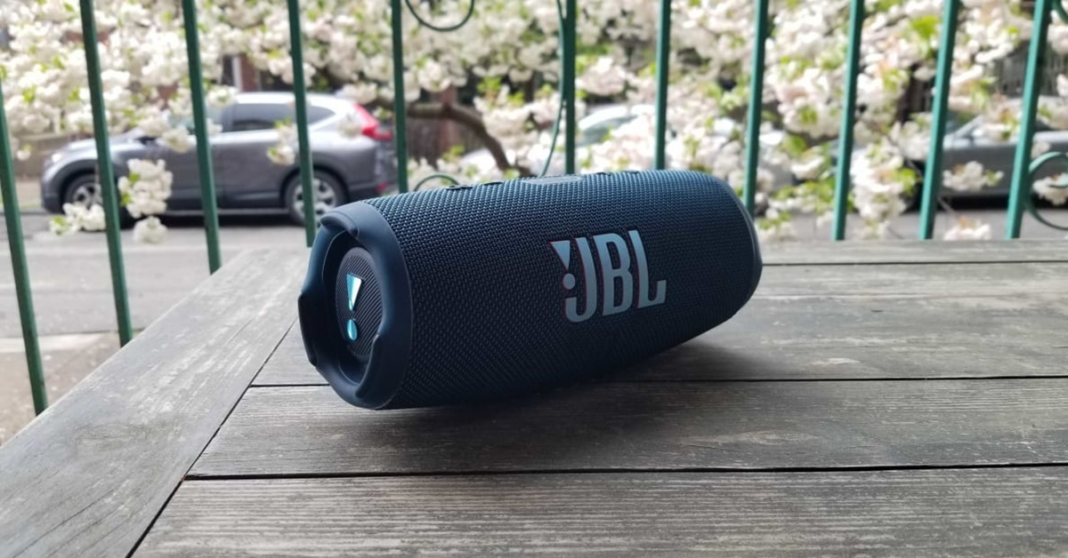 JBL Charge 5 cho khả năng vừa sạc điện thoại vừa phát nhạc với chất lượng âm thanh ổn định.