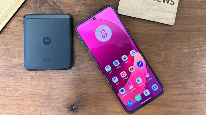 Điện thoại màn hình gập tốt nhất Motorola Razr 40 Ultra