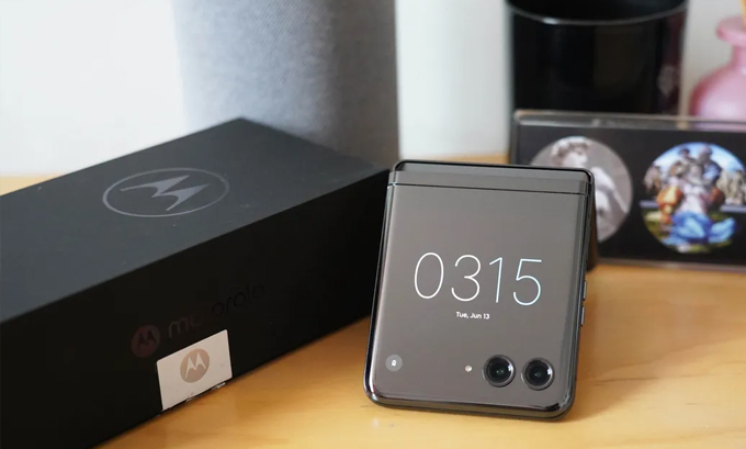 Điện thoại màn hình gập tốt nhất năm 2024 Motorola Razr 40 Ultra