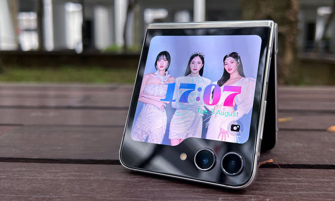 Điện thoại màn hình gập tốt nhất năm 2024 Samsung Galaxy Z Flip 5