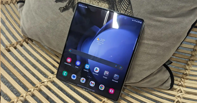 Điện thoại màn hình gập tốt nhất năm 2024 Samsung Galaxy Z Fold 5