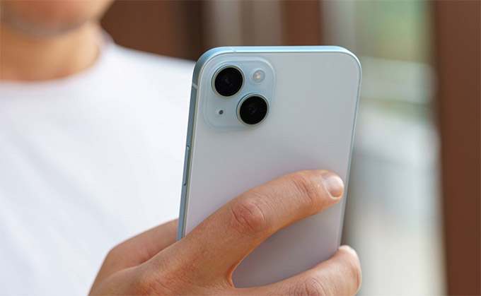 Trên iPhone 15 Plus 128GB cũ vẫn giữ nguyên thiết kế camera kép như model tiền nhiệm