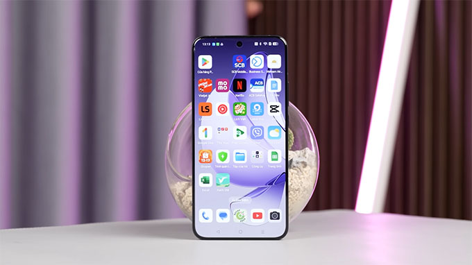Oppo Reno 13 Pro 5G sở hữu màn hình khá ấn tượng với tấm nền  AMOLED 6,83 inch