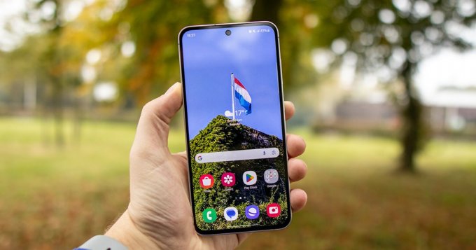Oppo Reno 13F và Samsung Galaxt S24 FE màn hình