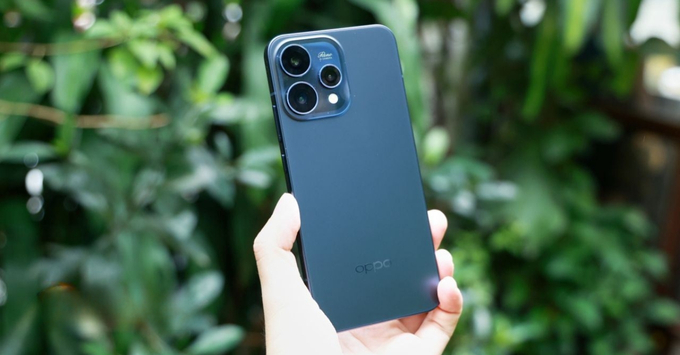 Cạnh viền vuông vức siêu mỏng 8.27mm của OPPO Reno15 F dù chứa pin 7000mAh.