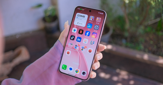 Màn hình AMOLED 120Hz của OPPO Reno15 F hiển thị sắc nét dưới trời nắng gắt 1400 nits