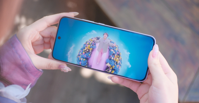 Trải nghiệm xem phim 4K sống động trên màn hình tràn viền 6.57 inch của OPPO Reno15 F