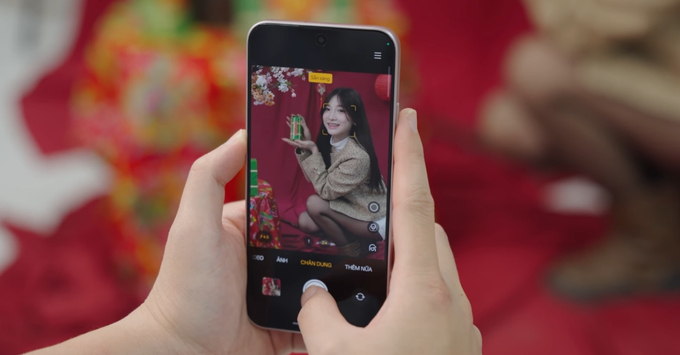 Ảnh chụp chân dung xóa phông tự nhiên bằng tính năng Cân chỉnh sáng AI trên Reno15 F