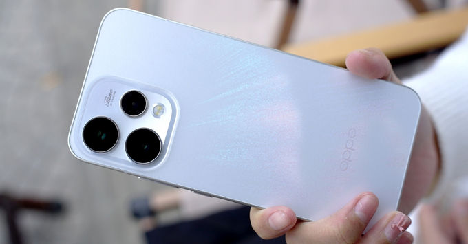 Cận cảnh hệ thống 3 camera sau 50MP AI của điện thoại OPPO Reno15 F