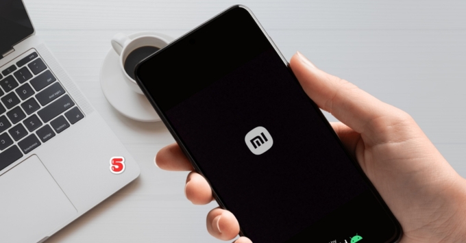 Hướng dẫn thao tác Hard Reset Xiaomi bằng tổ hợp phím Nguồn và Giảm âm lượng để sửa lỗi đơ máy.