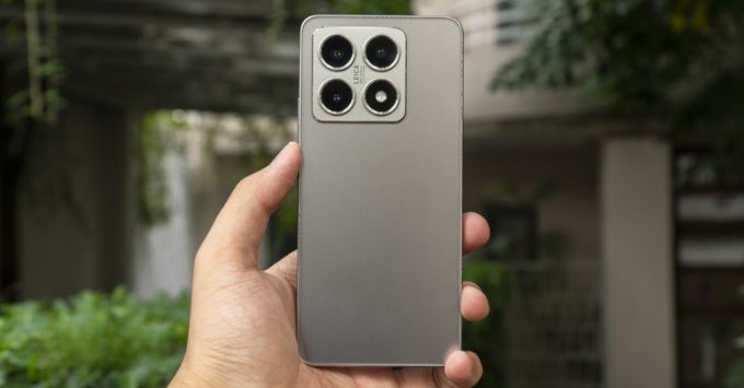 Cách khắc phục lỗi đơ màn hình Xiaomi tại nhà hiệu quả nhất bằng cách Tác động vật lý nhẹ vào mặt lưng