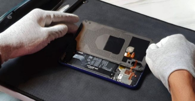 Kỹ thuật viên kiểm tra linh kiện và thay màn hình Xiaomi chính hãng uy tín tại Di Động Mỹ.