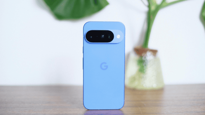 Google Pixel 10 nhỏ gọn, tối giản với kính Victus 2 bền bỉ