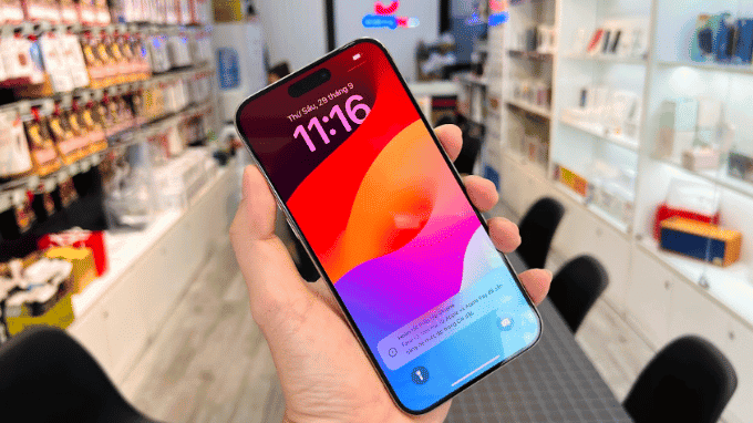 iPhone 15 Pro Max cũ với màn Super Retina XDR độ sáng 2000 nits
