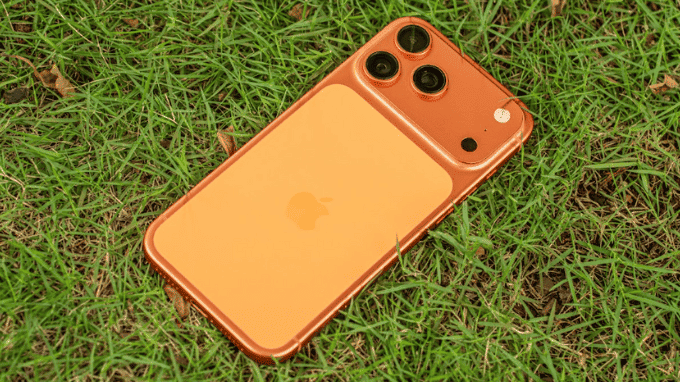 Mặt lưng kính Ceramic Shield 2 chống va đập hiệu quả