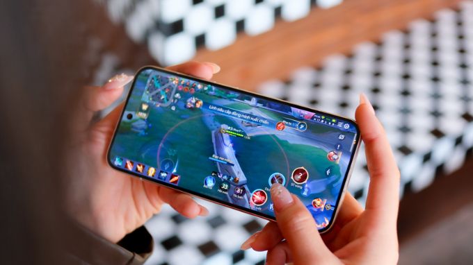 Oppo Reno 15 và Xiaomi 15 màn hình hiển thị tốt