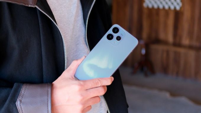 Oppo Reno 15 và Xiaomi 15 thiết kế