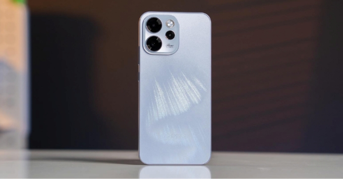 Mặt lưng OPPO Reno15 F màu Xanh Nhạt với thiết kế Mưa Sao Băng và hiệu ứng OPPO Glow chuyển màu