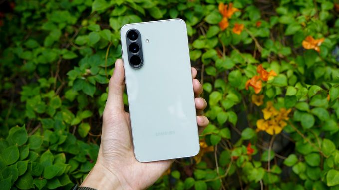 Nên chọn mua OPPO Reno15 F hay Samsung Galaxy A56