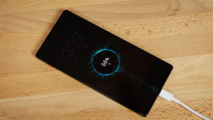 Khi đánh giá RedMagic 11 Air về pin, máy có viên pin 7.000 mAh