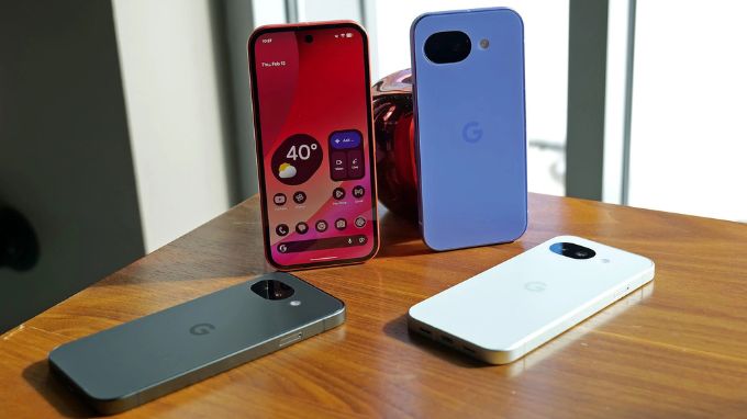 Google Pixel 10a và Samsung Galaxy S25 FE màn hình