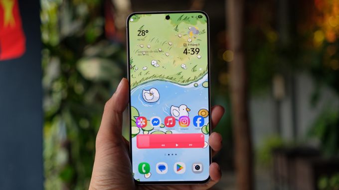 Google Pixel 10a và Samsung Galaxy S25 FE có màn hình sắc nét