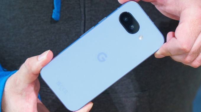 Thiết kế của Google Pixel 10a và Samsung Galaxy S25 FE