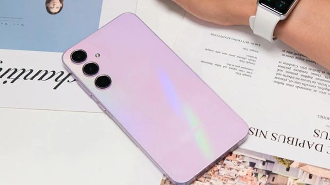 Thời lượng pin Redmi Note 15 5G và Samsung Galaxy A55