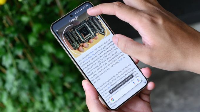 màn hình của Oppo Reno15 và Samsung Galaxy S24