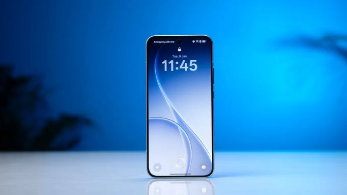 màn hình của Oppo Reno15 và Samsung Galaxy S24