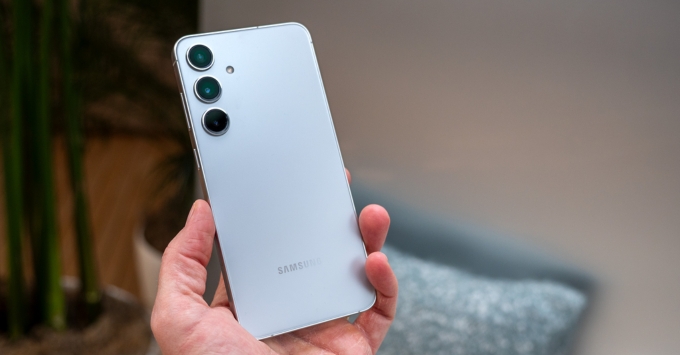 Pin và sạc OPPO Reno15 vs Samsung Galaxy S25 sử dụng được bao lâu sạc có nhanh không?