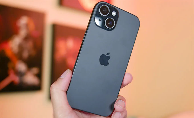  iPhone 15 mang lại cảm giác cầm nắm thoải mái và dễ thao tác một tay