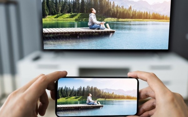 Cách kết nối điện thoại với TV để hát Karaoke gia đình cực dễ ngày Tết