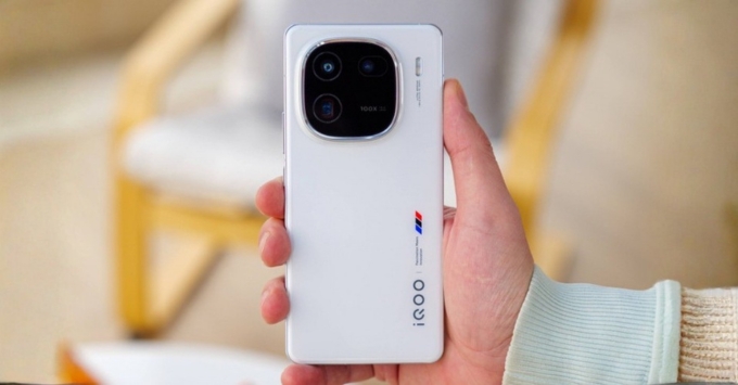 Vivo iQOO 13 là Top điện thoại Vivo tốt thất 2025