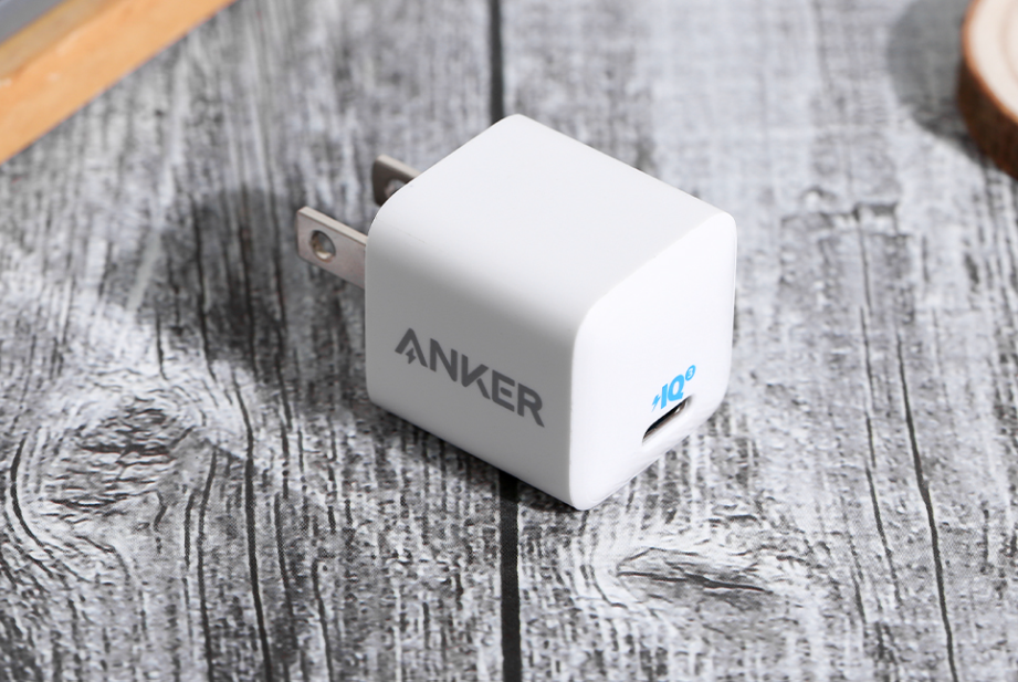 Sạc điện thoại iPhone Apple USB-C 20W có thiết kế nhỏ gọn, dễ mang theo, phù hợp với iPhone 12 trở lên.