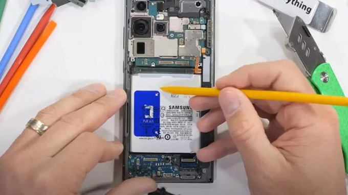Samsung Galaxy S23 Ultra sở hữu viên pin dễ dàng thay thế hơn so với người tiền nhiệm