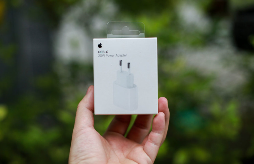Củ sạc Apple iPhone 20W Type-C PD MHJE3ZA được thiết kế siêu nhỏ gọn và sang trọng.