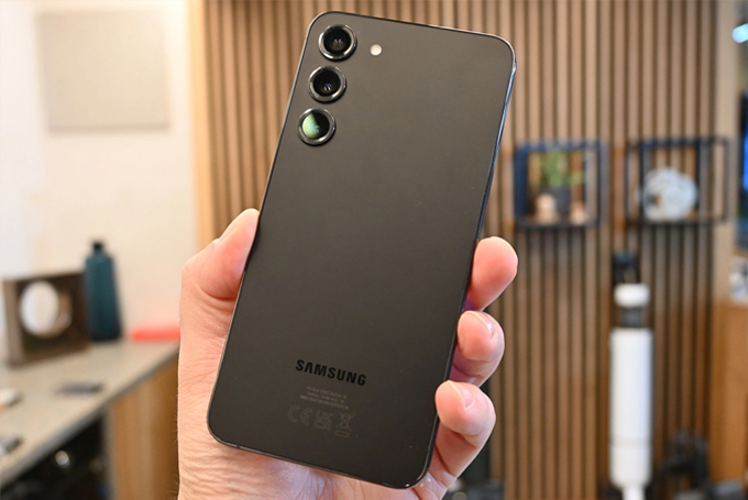 Goole Pixel 7 Pro có bị Galaxy S23 lật đổ về thiết kế