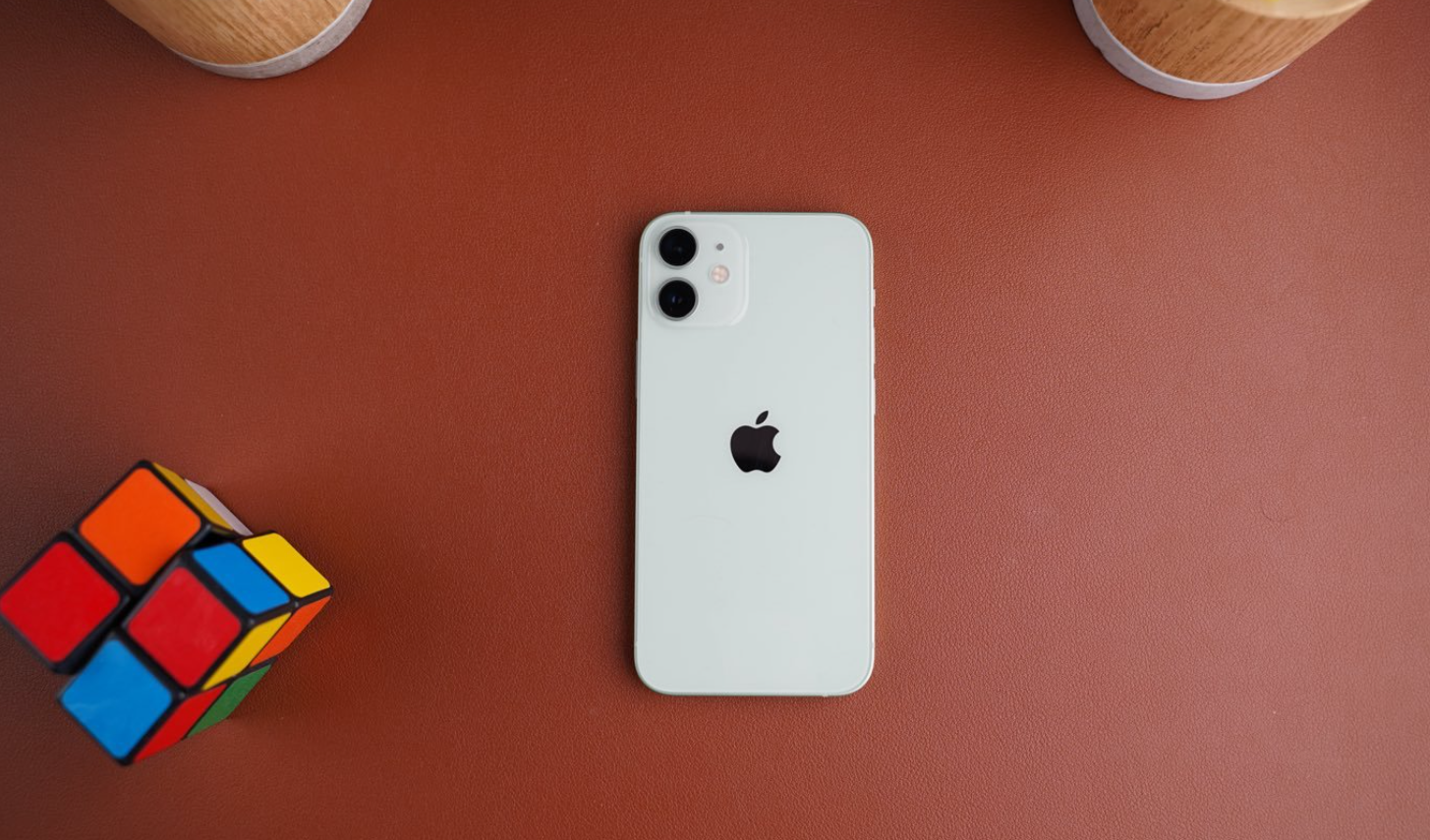 Được trang bị bộ nhớ ROM 256GB và con chip mạnh mẽ nên bạn có thoải mái sử dụng iPhone 12 mini 256GB trong nhiều giờ liền.