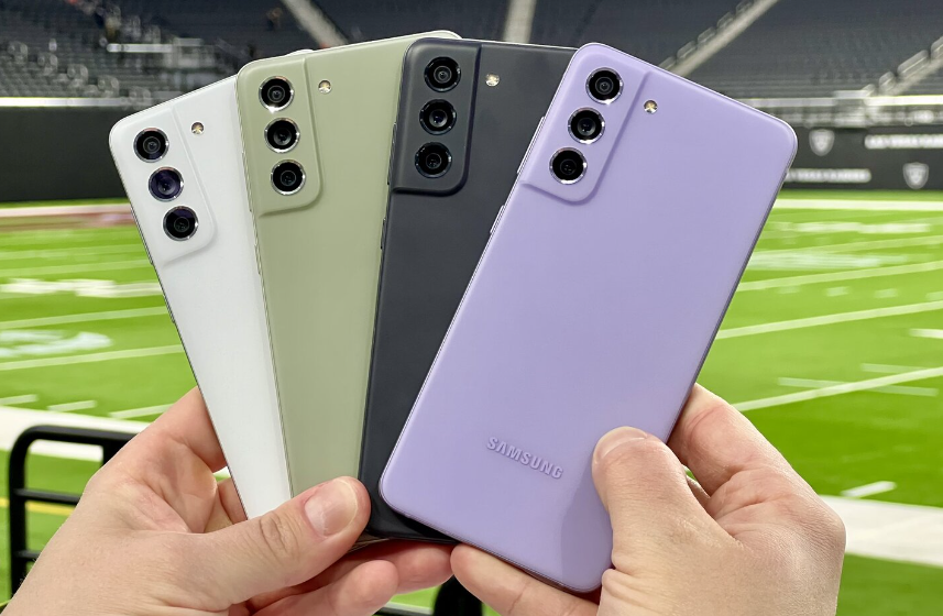 Samsung Galaxy S21 FE cũng là cái tên sáng giá trong top những mẫu điện thoại 256GB nhờ thiết kế đẹp, hiệu năng mạnh mẽ.