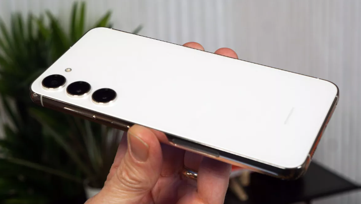 Các khe cắm thẻ nhớ microSD đã được loại bỏ trên các dòng flagship hiện nay của Samsung.