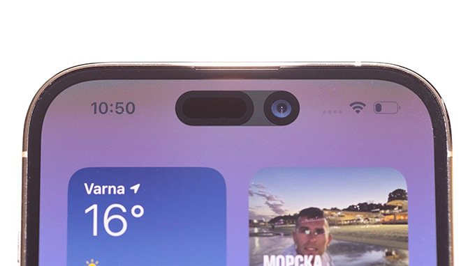 Dynamic Island của Apple, hãng đã sử dụng 2 phần cắt hình viên thuốc và hình tròn trên màn hình