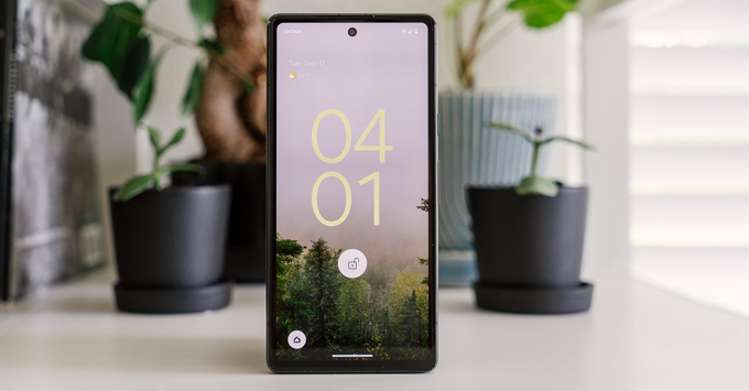 Có nên mua Google Pixel 7A và Samsung Galaxy A55