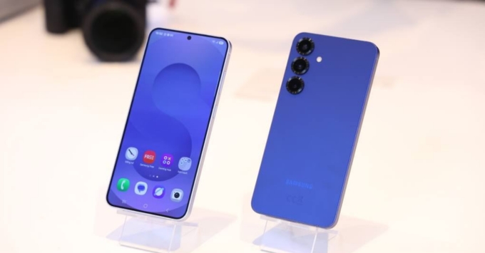 Samsung Galaxy S25 Plus và Xiaomi 14 Pro màn hình